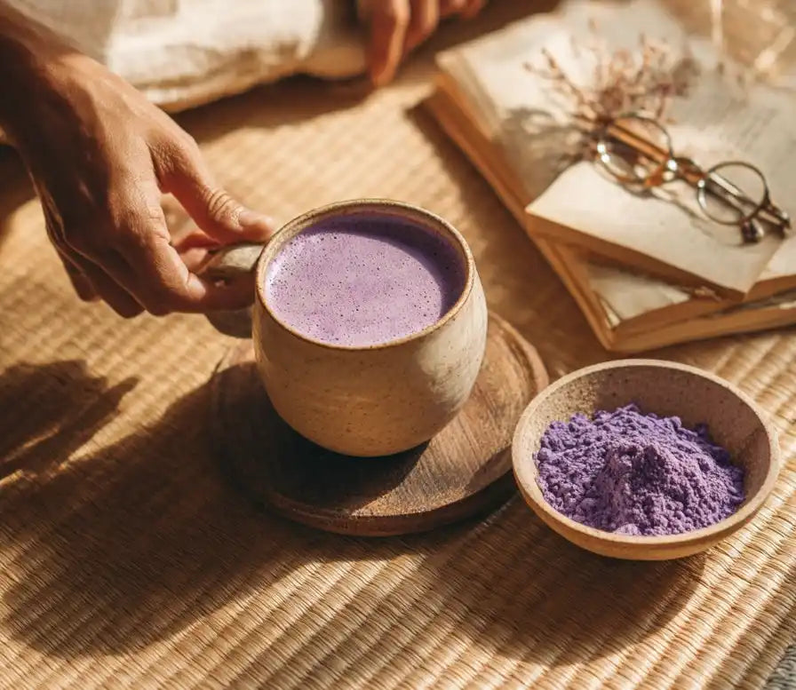 Une boisson chaude dans une tasse en céramique rustique.