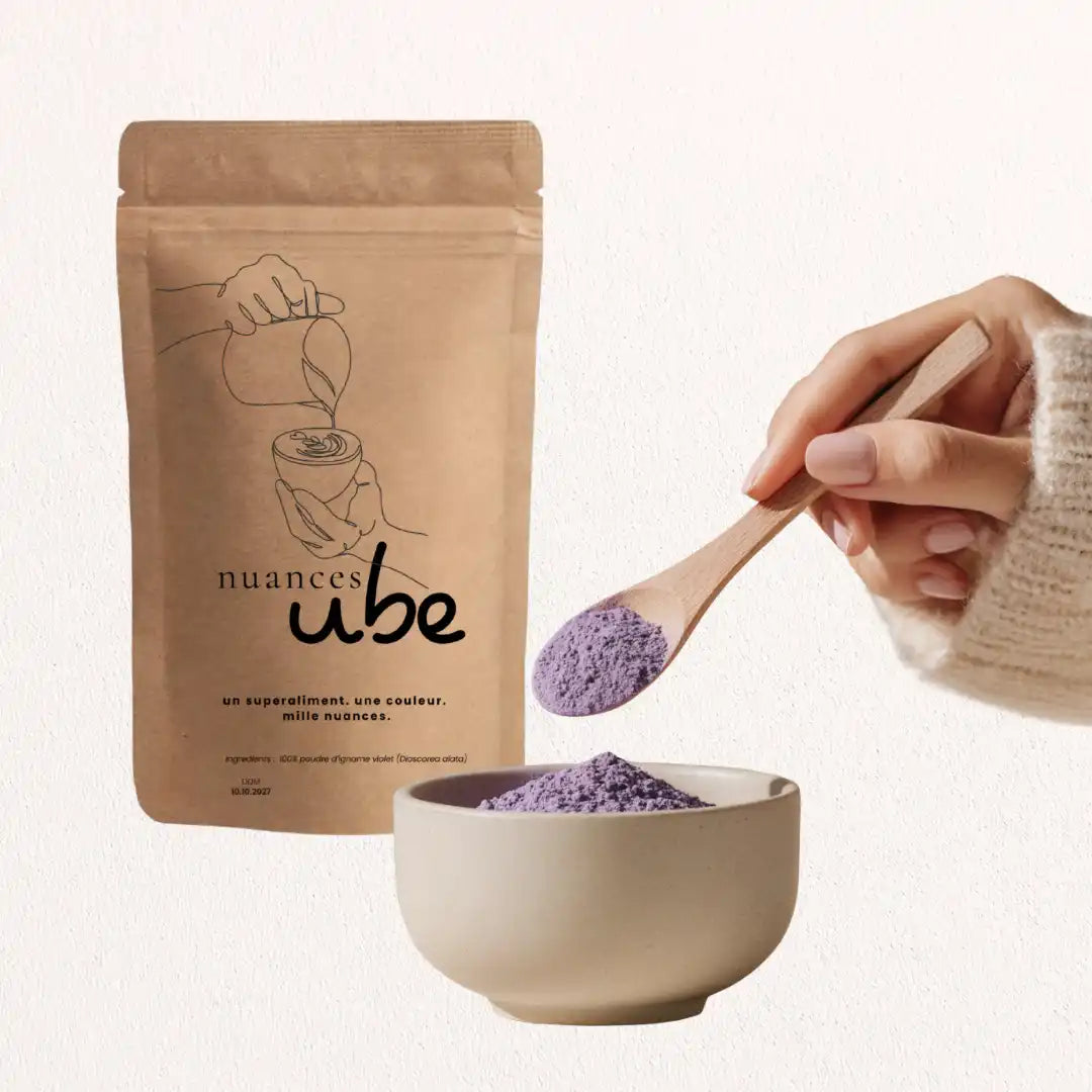 Une pochette de poudre d'ube violette avec une cuillère à service et un bol.